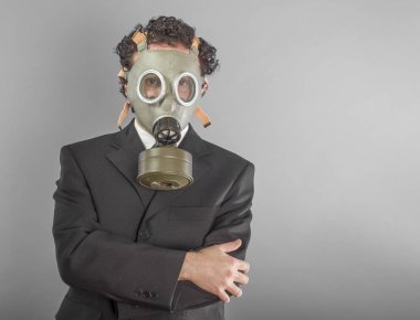 Bir gaz maskesi giymiş bir işadamı portresi