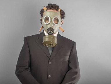 Bir gaz maskesi giymiş bir işadamı portresi