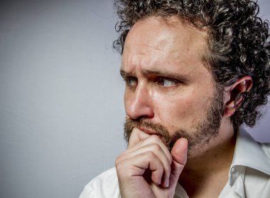 adam yoğun ifade, beyaz gömlek ile gelecek için endişe