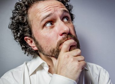 adam yoğun ifade, beyaz gömlek ile gelecek için endişe