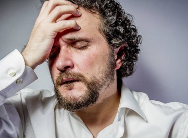 hiçbir şey, yoğun ifade, Beyaz gömlekli adam duymak istemiyorum