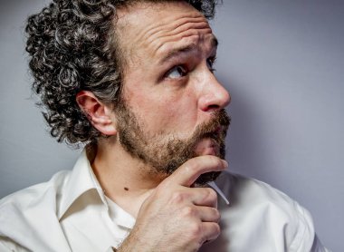 dostum yoğun ifadesiyle, beyaz gömlek korku,