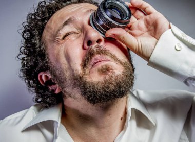 lens, yoğun ifade, beyaz gömlek olan adam ile fotoğrafçı