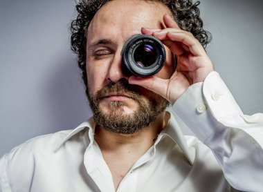 lens, yoğun ifade, beyaz gömlek olan adam ile fotoğrafçı
