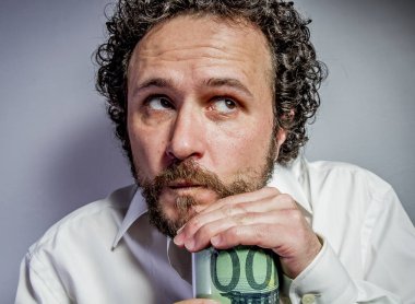 koruyucu, yoğun ifade, beyaz gömlek olan adam
