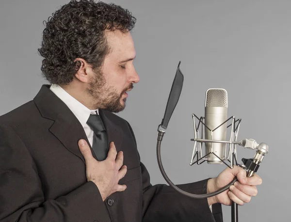 Retrato Jovem Terno Cantando Com Microfone Estúdio Isolado Sobre Fundo — Fotografia de Stock