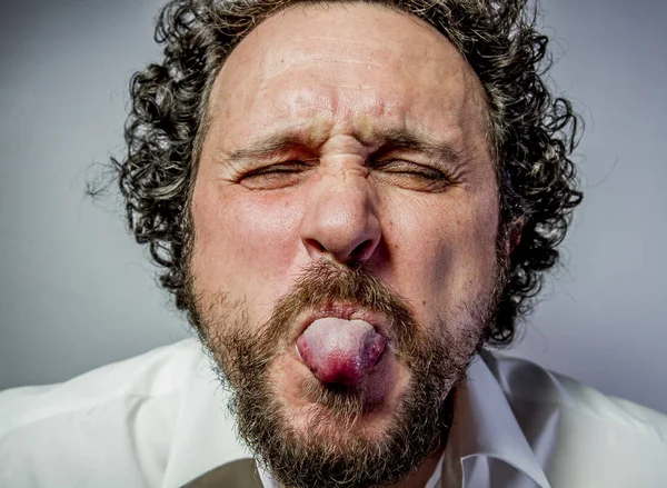 Burla Hombre Con Expresión Intensa Camisa Blanca — Foto de Stock