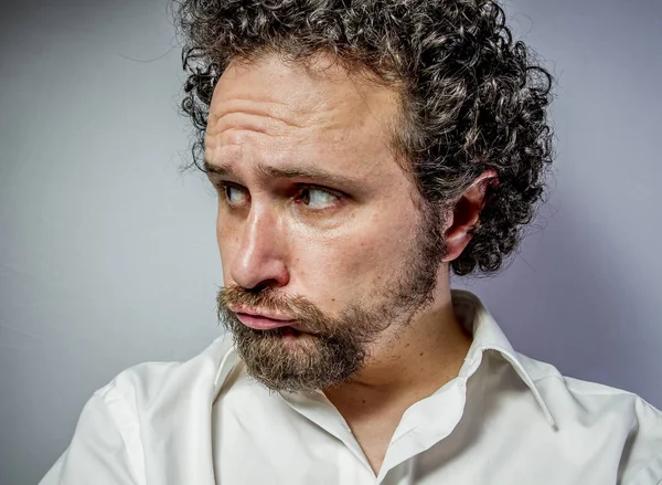 Smutná Tvář Muž Intenzivní Výraz Bílé Tričko — Stock fotografie