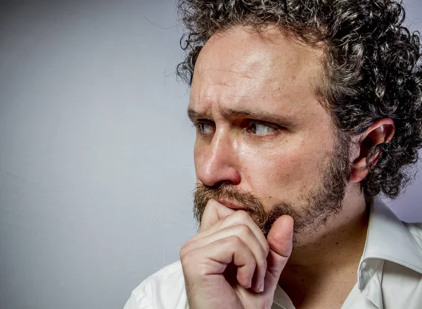 Preocupación Por Futuro Hombre Con Expresión Intensa Camisa Blanca —  Fotos de Stock