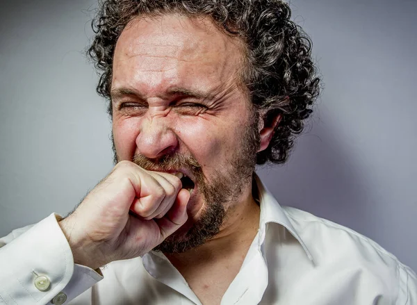 Burla Hombre Con Expresión Intensa Camisa Blanca —  Fotos de Stock