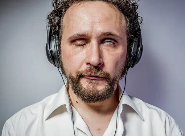 Haat Muziek Man Met Intense Expressie Witte Overhemd — Stockfoto