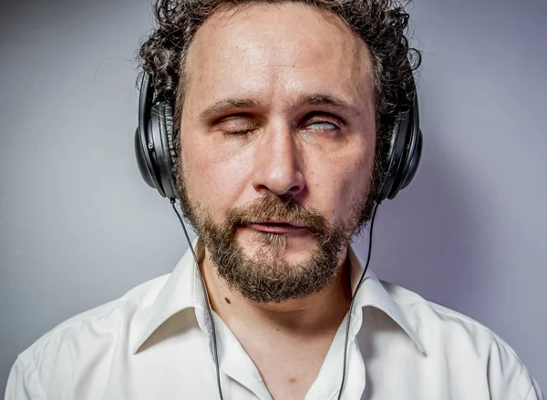 Odiar Música Hombre Con Expresión Intensa Camisa Blanca —  Fotos de Stock