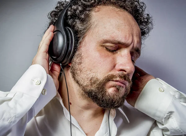 Disfrutar Música Hombre Con Expresión Intensa Camisa Blanca —  Fotos de Stock