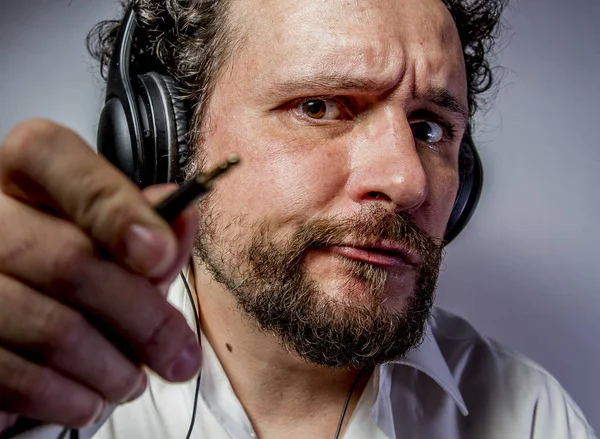 Gracioso Hombre Con Expresión Intensa Camisa Blanca — Foto de Stock