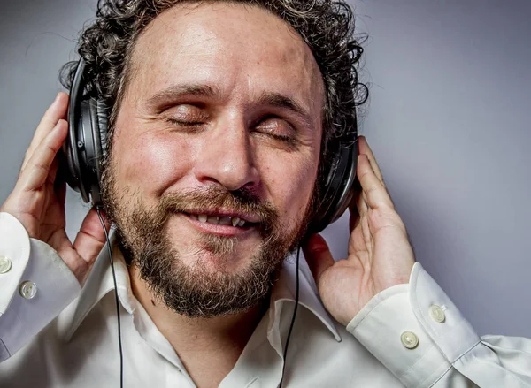 Disfrutar Música Hombre Con Expresión Intensa Camisa Blanca —  Fotos de Stock