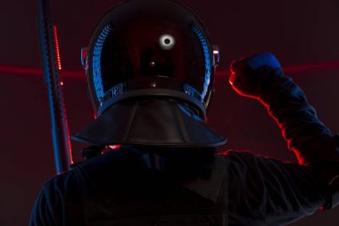 Sinyal onların yoldaşları, Tam ekipmanlı Anti-isyan için hukuk enforcer koruyucu Tekdüzen hazır siyah izole topluluğu kontrol etmek için polis polis