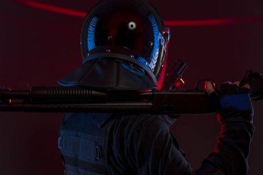 Polis için anti-isyan, hukuk enforcer koruyucu Tekdüzen hazır siyah izole topluluğu kontrol etmek için Tam ekipmanlı