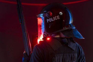 Polis için anti-isyan, hukuk enforcer koruyucu Tekdüzen hazır siyah izole topluluğu kontrol etmek için Tam ekipmanlı