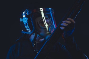 Özel birim polis bir gaz maskesi ve kalkan, siyah izole