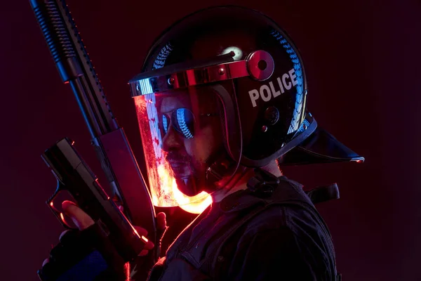 Polizist Mit Voller Ausrüstung Für Aufruhr Gesetzeshüter Schutzuniform Bereit Für — Stockfoto
