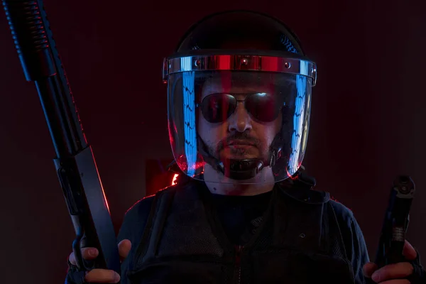 Politieagent Met Volledige Uitrusting Voor Oproerbeheersing Wet Enforcer Beschermende Uniforme — Stockfoto