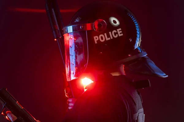 Polizist Mit Voller Ausrüstung Für Aufruhr Gesetzeshüter Schutzuniform Bereit Für — Stockfoto