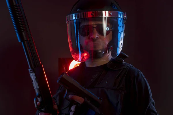 黒に分離された群衆コントロールの保護の制服準備で反暴動 法の執行者のためのフル装備の警官 — ストック写真