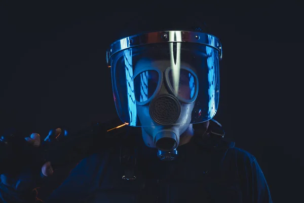 Żołnierz Policjant Jednostki Specjalnej Maski Gazowej Tarcza Czarnym Tle — Zdjęcie stockowe
