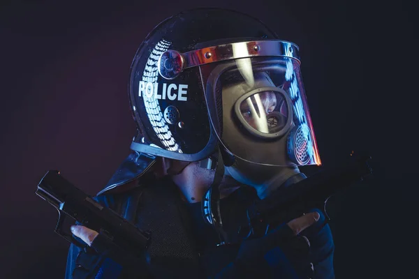 Specjalna Jednostka Policjanta Maskę Przeciwgazową Tarcza Czarnym Tle — Zdjęcie stockowe