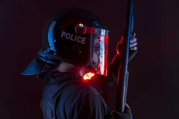 Polizist Mit Voller Ausrüstung Für Aufruhr Gesetzeshüter Schutzuniform Bereit Für — Stockfoto