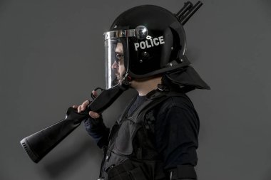 Anti-isyan, hukuk enforcer siyah izole topluluğu kontrol etmek için koruyucu Tekdüzen hazır için polis Tam ekipmanlı koru