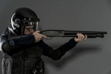 Anti-isyan, hukuk enforcer siyah izole topluluğu kontrol etmek için koruyucu Tekdüzen hazır için polis Tam ekipmanlı koru