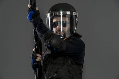 Anti-isyan, hukuk enforcer siyah izole topluluğu kontrol etmek için koruyucu Tekdüzen hazır için polis Tam ekipmanlı koru