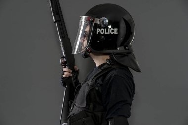 Anti-isyan, hukuk enforcer siyah izole topluluğu kontrol etmek için koruyucu Tekdüzen hazır için polis Tam ekipmanlı koru