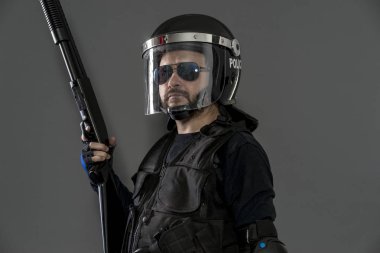 Anti-isyan, hukuk enforcer siyah izole topluluğu kontrol etmek için koruyucu Tekdüzen hazır için polis Tam ekipmanlı koru