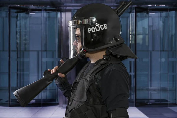 Polizei Mit Helm Und Schutzweste Bewaffnet Einem Geschäftszentrum — Stockfoto