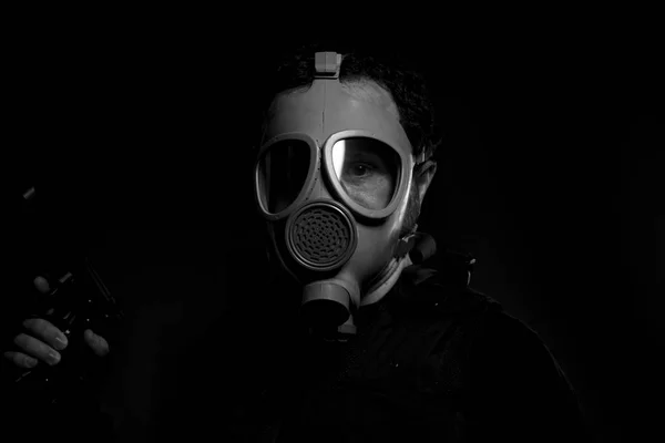 Uomo Armato Pistola Maschera Antigas Sfondo Scuro — Foto Stock