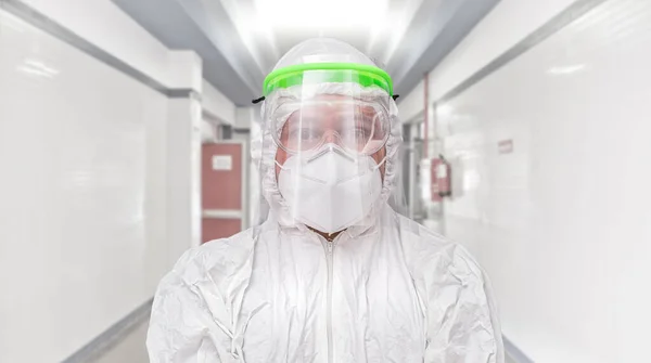 Krankenhausflur Mit Krankenpfleger Mit Mundschutz Brille Und Hygienemaske Coronavirus Konzept — Stockfoto