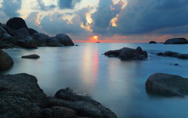 Günbatımı kayalık Beach, Belitung, Endonezya