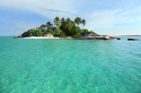 Isla tropical en el océano — Foto de Stock