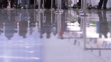 İç havaalanı terminalindeki yolcuların Endonezya 'da kontrol için kuyruğa girmesi zaman aşımı