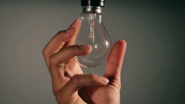 老式爱迪生灯泡灯座夹具上的男性手螺丝 — 图库视频影像