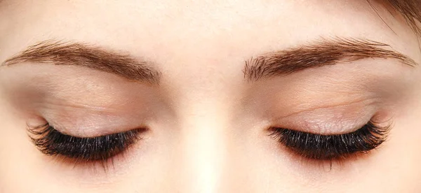 Primer plano macro disparo de la moda ojos visage.Perfect forma maquillaje y pestañas largas. Cosméticos y maquillaje Imagen De Stock