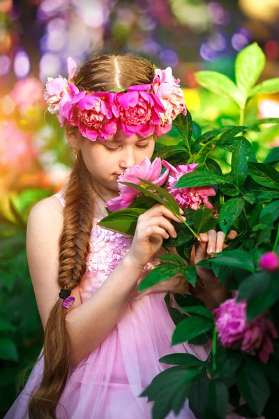 Retrato de menina ao ar livre com peônia — Fotografia de Stock