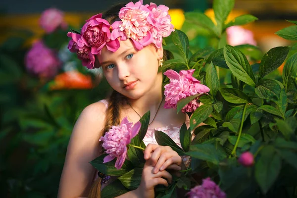 Retrato de niña al aire libre con peonía —  Fotos de Stock