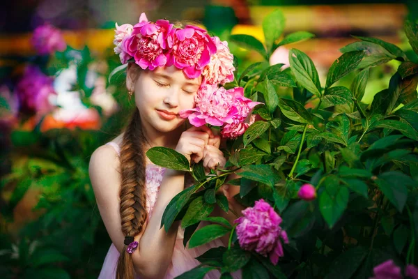 Porträt eines kleinen Mädchens im Freien mit Pfingstrose — Stockfoto