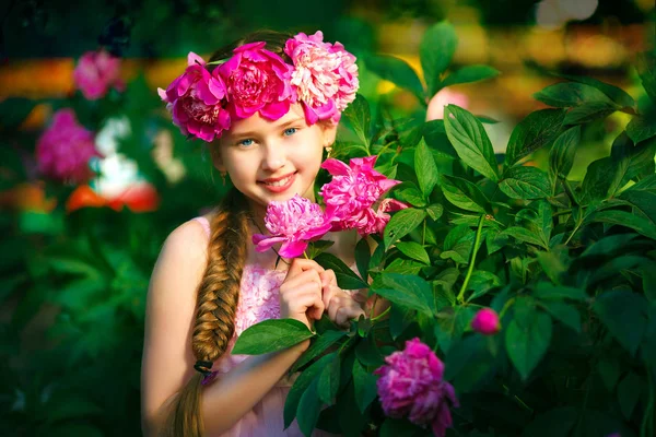 Retrato de menina ao ar livre com peônia — Fotografia de Stock