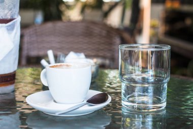 Kahve fincanı boş ve tüm içecek sonra su