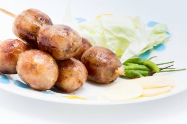 Sai Aua (Notrhern Tay acılı sosis), ızgara sosis bir dis üzerinde