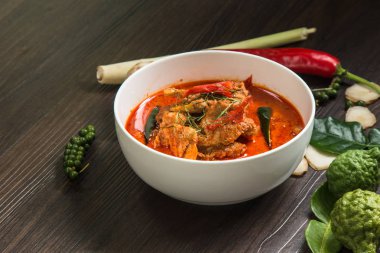 Tavuk panang köri ve madde baharat ahşap arka plan üzerinde ben